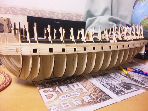 帆船模型　ビクトリー号　下層砲口のくり貫き完了.jpg