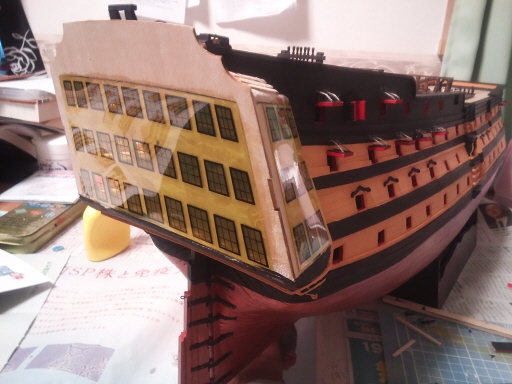 帆船模型ビクトリー号　船尾楼の窓にセロハン貼り付け.jpg