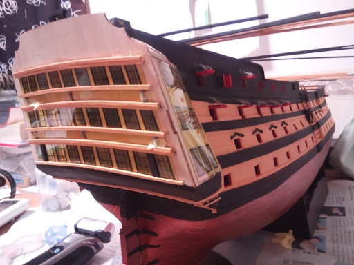 帆船模型ビクトリー号　船尾楼の窓に枠を取り付ける.jpg