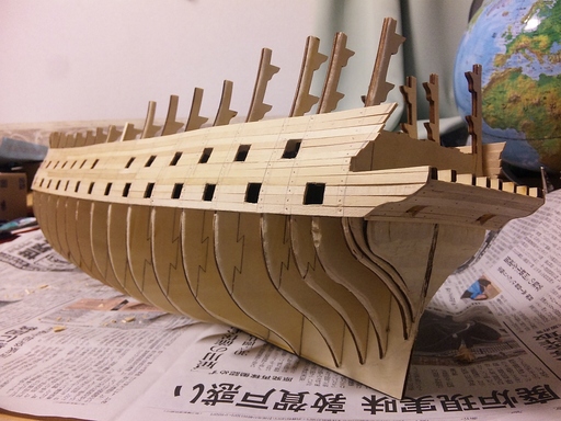 帆船模型　ビクトリー号　中層砲列甲板の砲口完了.jpg