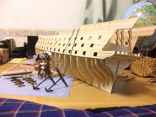 帆船模型　ビクトリー号　船首と船尾楼上部の外板張りと大砲と錨.jpg