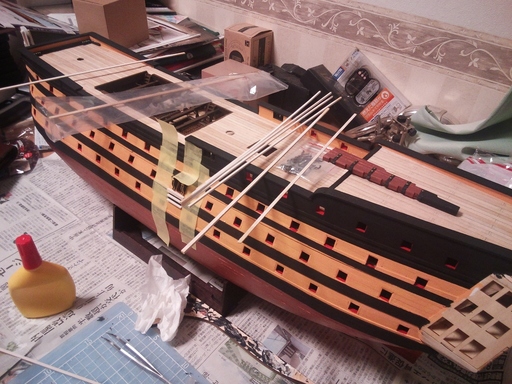 帆船模型ビクトリー号　船体着色完了　はしごの取り付け開始.jpg